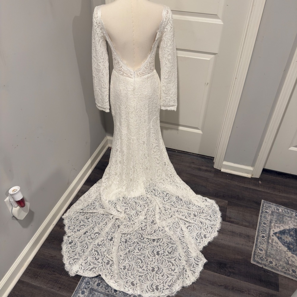 NWT Gorgeous Soft White Lace Long Sleeve Open Back Wedding Dress with Train - Picture 3 of 15